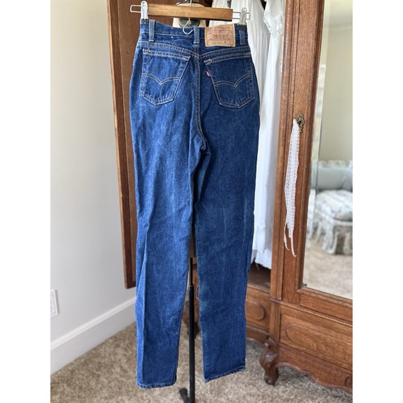 Levi's Vintage High Waisted Mom‎ Jeans Dark Wash Denim Classic Style USA Size 3 - Picture 5 of 12